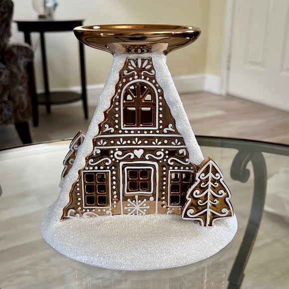 Bath & Body Works Gingerbread House Candle Holder LIGHTS UP - Picture 3 of 6